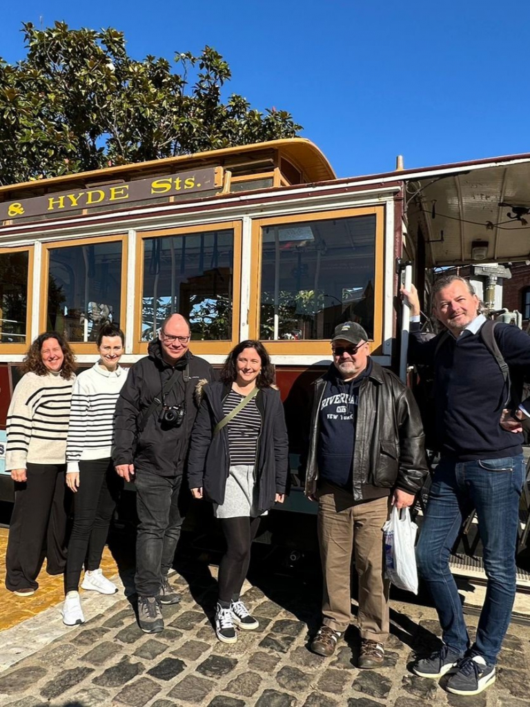 Eines der Wahrzeichen von San Francisco: Pressegruppe vor einer Cable Car