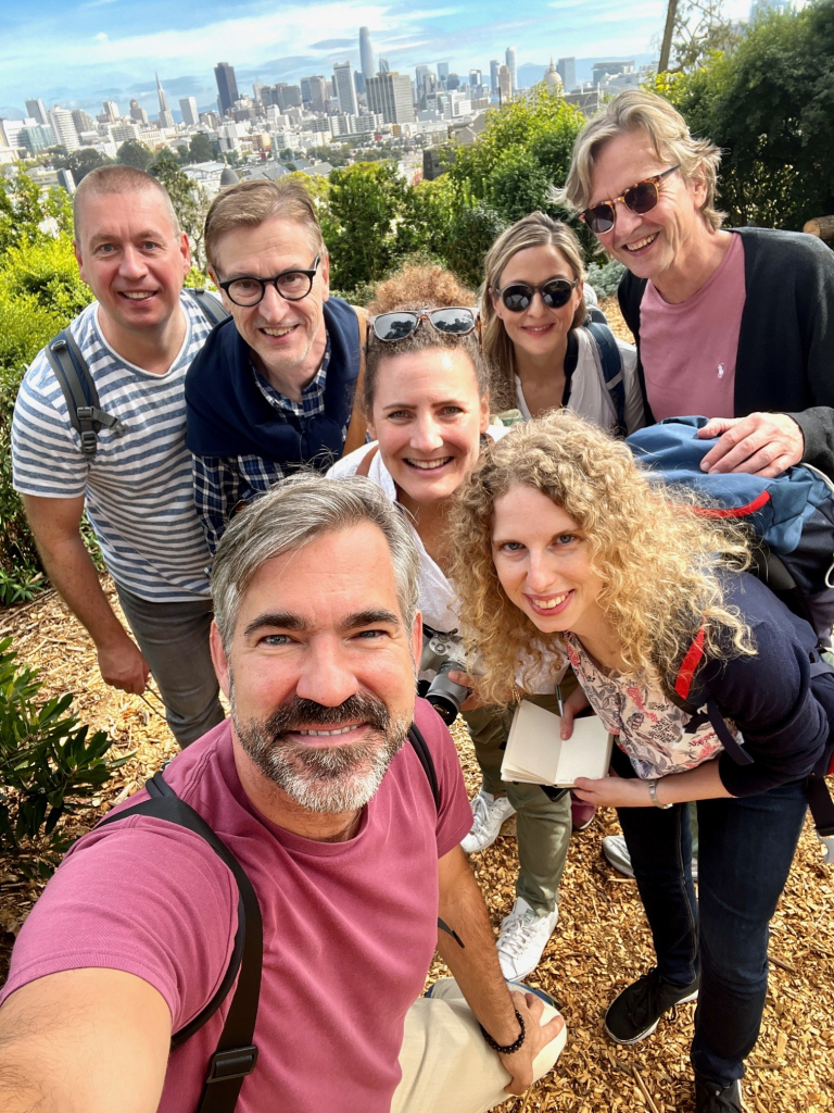 Perfekter Skyline-Blick: San Francisco-Pressegruppe genießt den Spaziergang mit einem deutschen Tour Guide